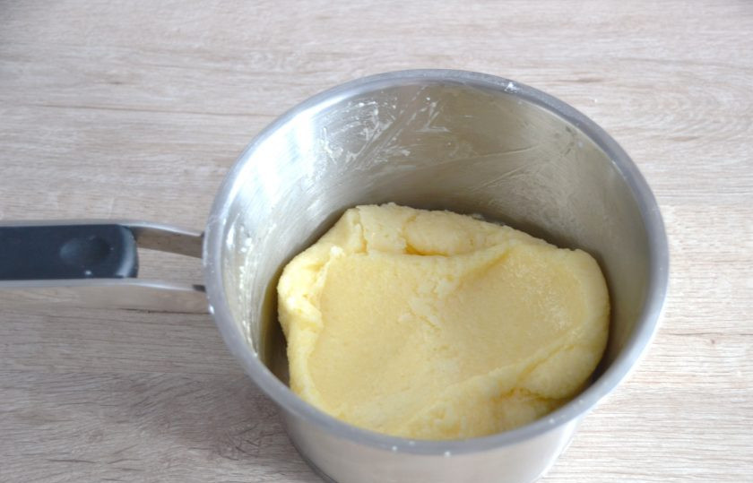 1. Этап. Булочки Боу де кежо: Размешайте тесто до однородности.