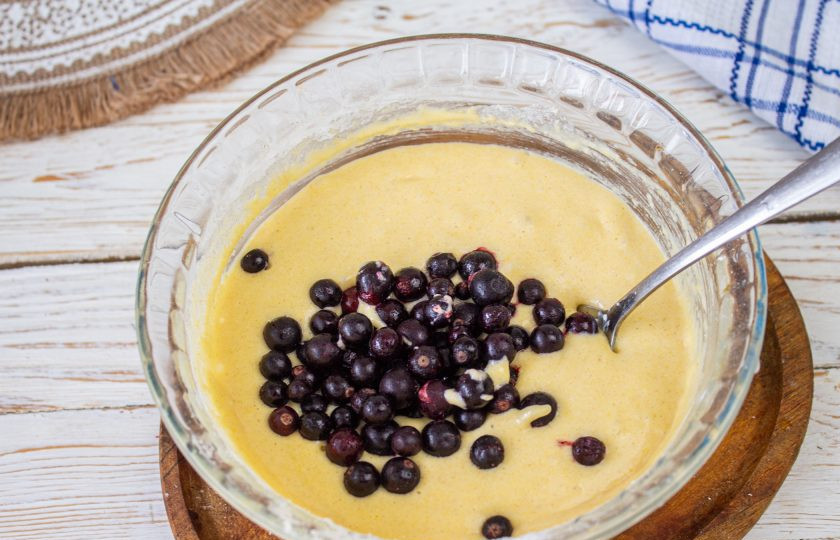 1. Этап. Кексы без глютена ПП: Всыпьте смородину (не размораживая) и аккуратно перемешайте.