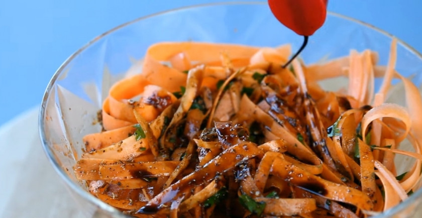 1. Этап. Салат из тыквы по-корейски: 5. Нарежьте лук полукольцами, морковь — полосками. Добавьте кориандр, черный перец, красный перец. Сильно разогретым растительным маслом полейте сверху, чтобы специи дали аромат. Добавьте чеснок с зеленью, мед, соевый соус, кунжут.