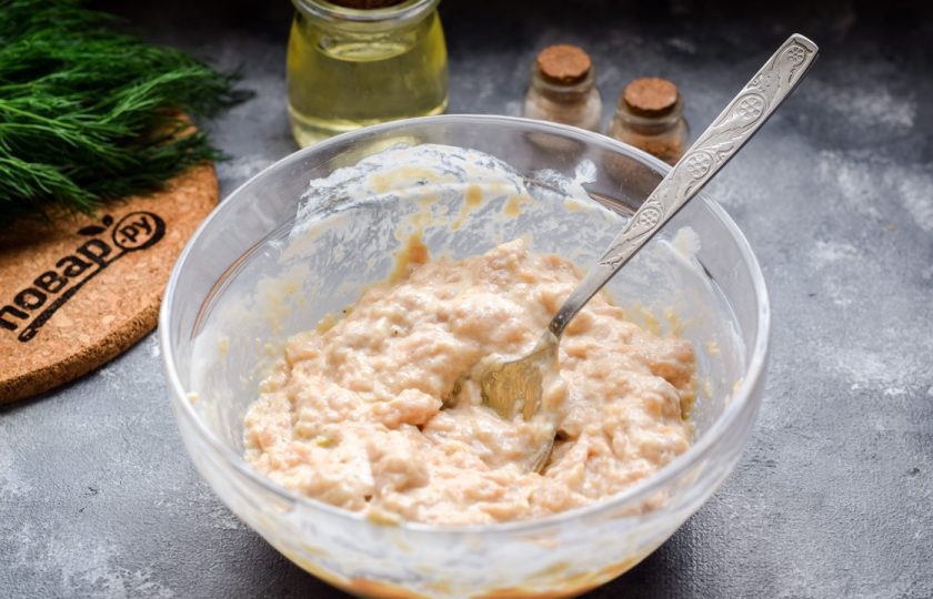 1. Этап. Куриные оладьи со сметаной: Перемешайте все хорошо, всыпьте соль и перец по вкусу. Можете добавить любые специи по желанию.