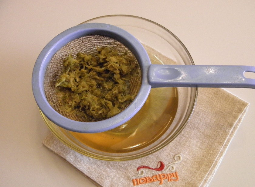 1. Этап. Варенье из акации: 4. После того, как указанное время истекло, процедите варенье через сито и варите еще в течение 10 минут.