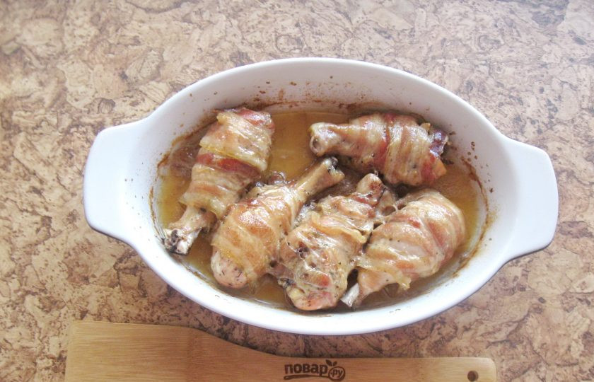 1. Этап. Куриные ножки в беконе в духовке: Выпекайте ножки 30 минут. После снимите фольгу и запекайте еще 15-20 минут до золотистой корочки.