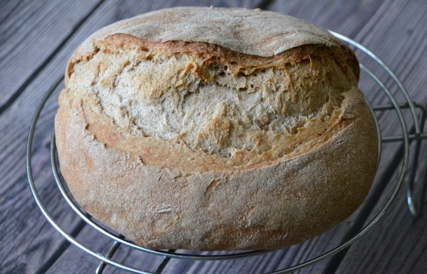 1. Этап. Подовый хлеб: Готовый хлеб остудите до комнатной температуры на решетке. Резать в это время хлеб еще нельзя, так как процесс готовки еще не завершен.