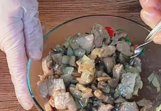 1. Этап. Индейка с грибами на овощной подушке: 11. Смешиваем мясо индейки с грибной смесью. Начинка готова!