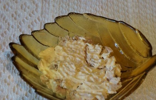 1. Этап. Салат с сухариками, курицей и помидорами: Салат у нас слоеный и каждый слой смазываем майонезом.