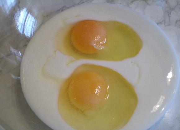 1. Этап. Пирог с капустой для ленивых: Яйца взбейте с кефиром и солью.