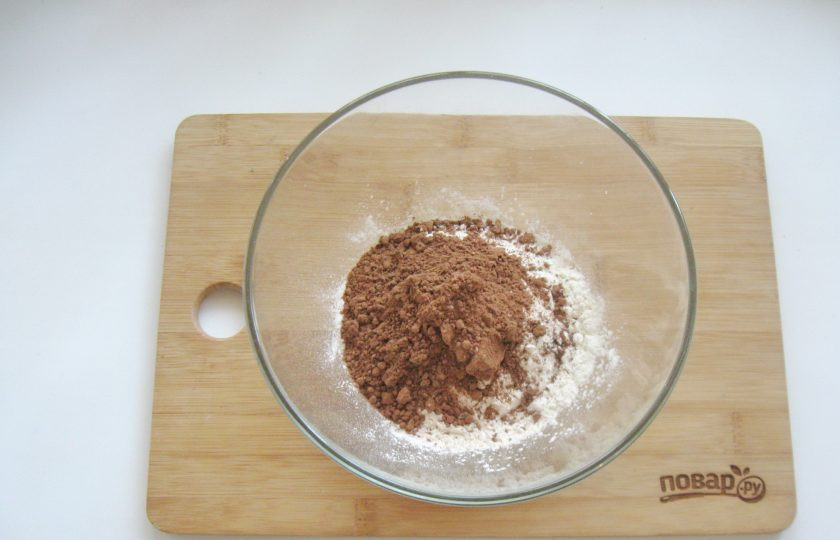 1. Этап. Шоколадный торт с черносливом и орехами: В миску насыпьте муку и какао-порошок.