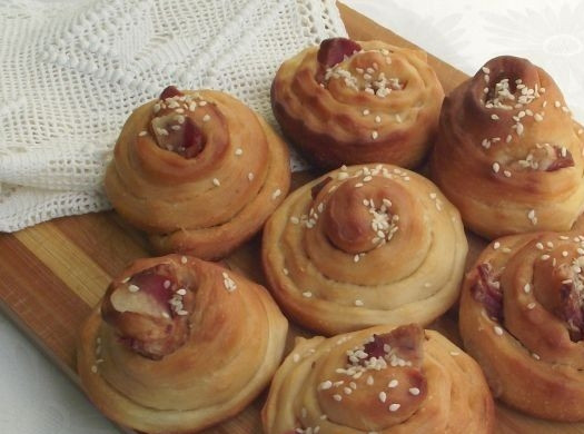 1. Этап. Булочки-улитки с беконом: Запекайте изделия 15-20 минут при 180 градусах в духовке. Можете добавить кунжут для украшения. Приятной дегустации!