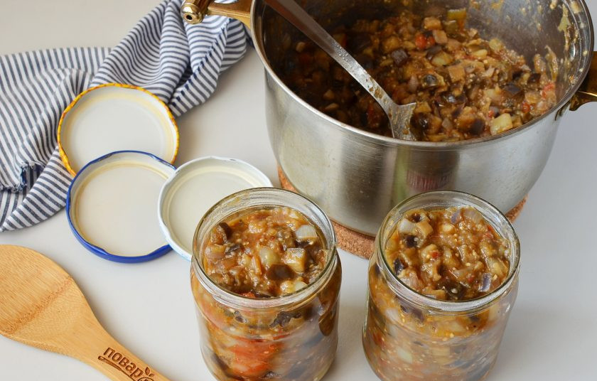 1. Этап. Икра баклажанная на зиму: Разложите горячую икру по баночкам, хорошо уплотните, чтобы в икре не было воздуха. Закрутите стерильными крышками. Храните икру в прохладном месте: кладовке или погребе.