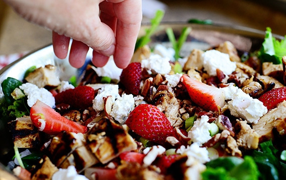 1. Этап. Курица с клубникой в лаваше: 7. Смешайте сыр с грудкой, пеканом и клубникой.