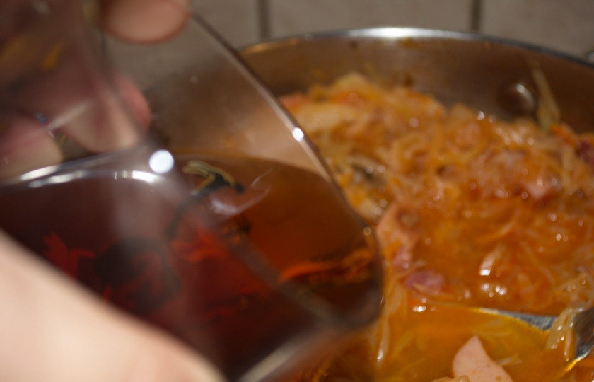 1. Этап. Мясо по-староуральски: Влейте вино. Тушите все вместе. Посолите, поперчите.