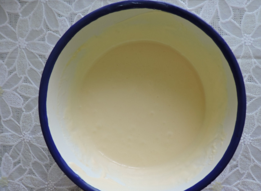 1. Этап. Пирог с творогом и смородиной: Охлаждайте крошку в холодильнике минут 20. Тем временем приготовьте начинку: смешайте творог, яйца, сахар, сметану. Взбейте миксером.