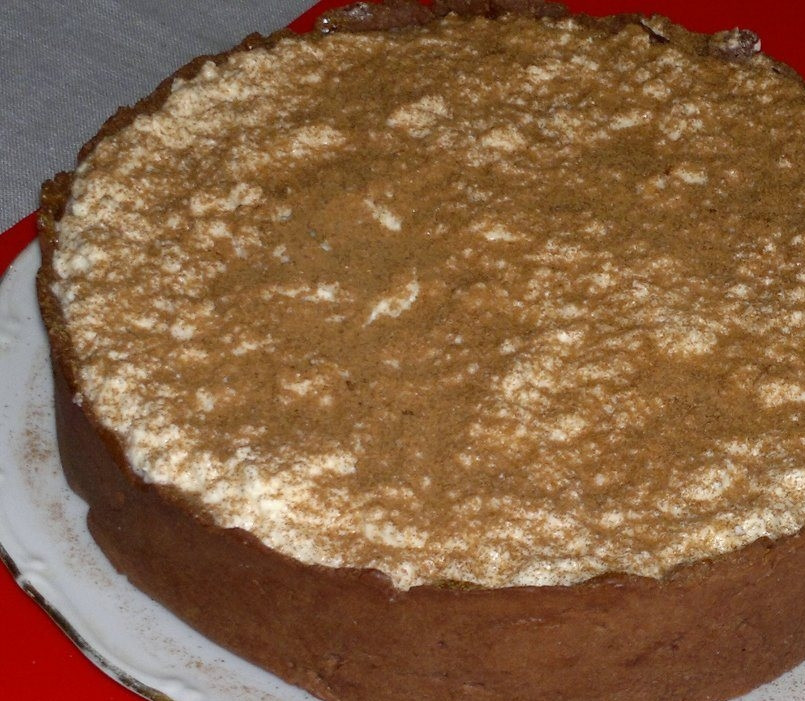 1. Этап. Шоколадно-банановый торт: Взбейте сливки при помощи миксера. Нужно брать жирные, не менее 33-х процентов. Добавьте в них растопленный белый шоколад, тщательно перемешайте. Залейте этой массой бананы. Через маленькое ситечко посыпьте верх торта корицей. Поставьте его в холодильник на пару часов, чтобы крем застыл.