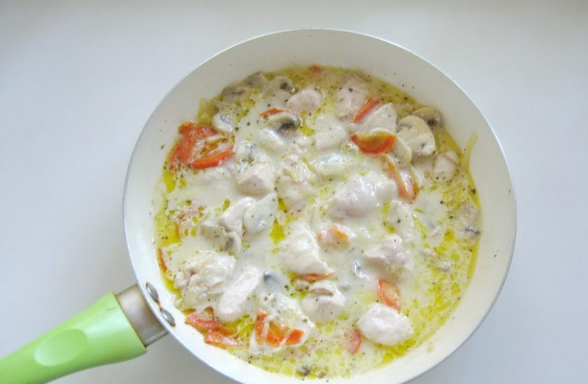 1. Этап. Куриное филе с шампиньонами в сметане: Крахмал растворите в трех столовых ложках холодной воды и влейте в сковороду. Тушите еще 5 минут и выключайте.