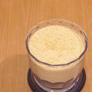 1. Этап. Миндальное печенье без муки: 2. Измельчите миндаль в блендере вот до такого состояния.