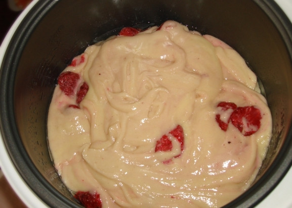 1. Этап. Шарлотка с клубникой в мультиварке: Теперь ягод добавьте в тесто, осторожно его перемешайте. Выкладываем всю массу в чашу мультиварки, смазанную маслом.