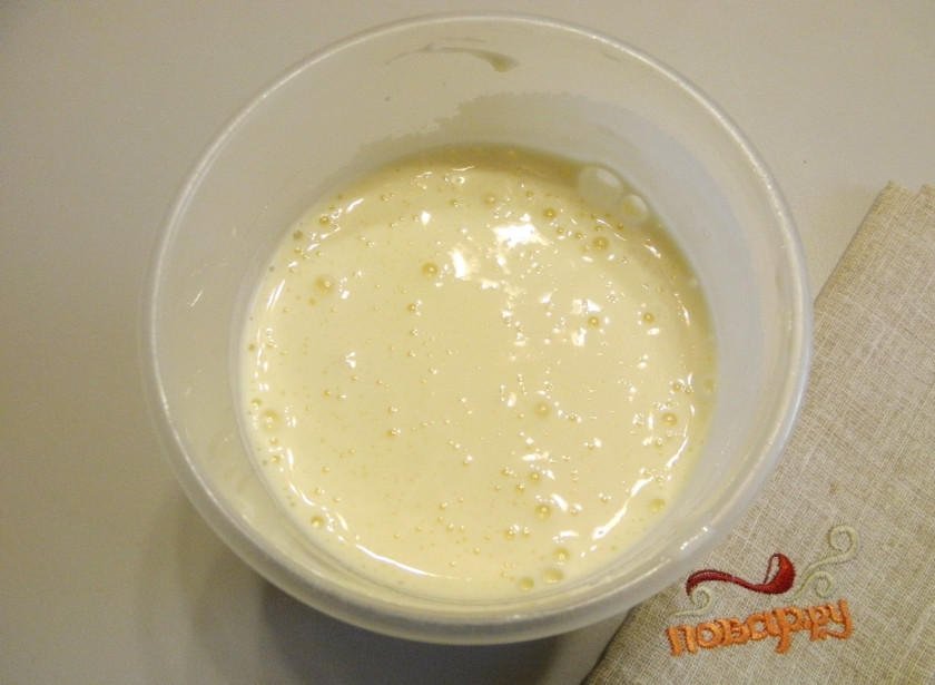 1. Этап. Шарлотка с яблоками в мультиварке: 3. Взбивайте миксером на максимальных оборотах, пока яичная масса не станет светлой и пышной, она должна увеличиться в 3-4 раза.