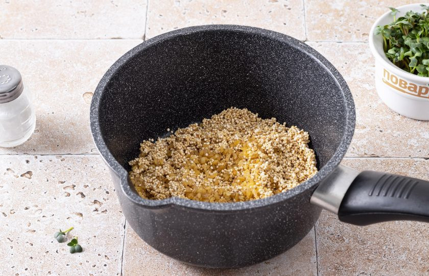 1. Этап. Каша из киноа и булгура: Переложите в сотейник киноа, булгур и жареный репчатый лук.