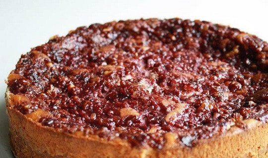 1. Этап. Новогодний чизкейк с клюквой: 10. Выпекайте чизкейк 50-65 минут до готовности. Перед подачей хорошо остудите его в холодильнике. Вкусных праздников вам!