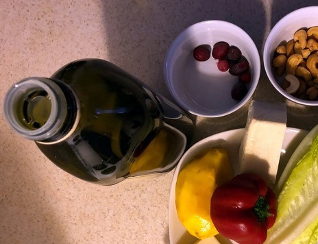 1. Этап. Салат Экзотический цветок: 1. Разогреваем духовку до 150С. 2. Моем и чистим манго и перец. 3. Вымыть листья салата и накрошить их большими квадратами.