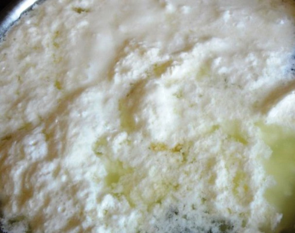 1. Этап. Домашний творог из кефира: Помешивая, дождитесь момента, когда молоко начнет сворачиваться. Затем выключите огонь, закройте кастрюлю крышкой и дайте остыть массе до комнатной температуры.