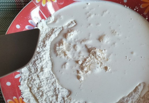 1. Этап. Кексы грушевые: Влить сливки.