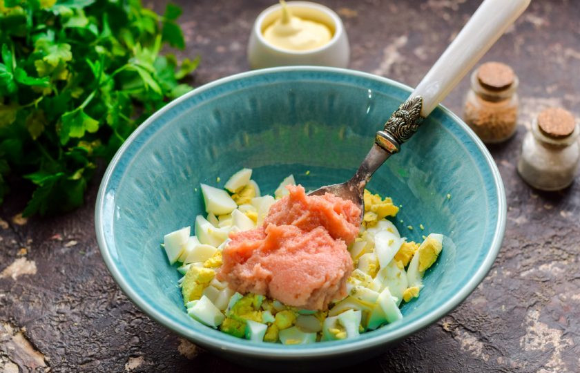 1. Этап. Тарталетки с икрой минтая: Добавьте к яйцам икру минтая.