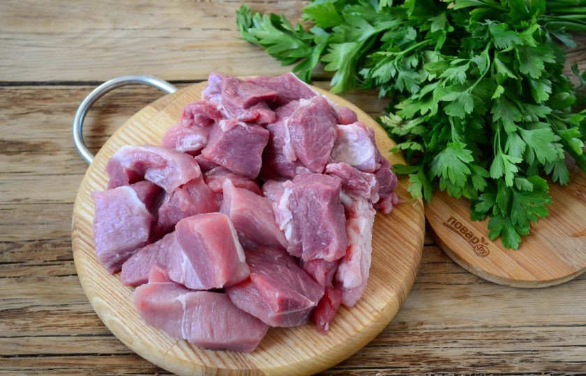 1. Этап. Свинина с тыквой: Свинину порежьте на некрупные куски.