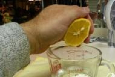 1. Этап. Коктейль Мандариновая искра: 1. Из долек мандарина выжать сок в шейкер. Оставшуюся мякоть измельчить и тоже бросить в шейкер.