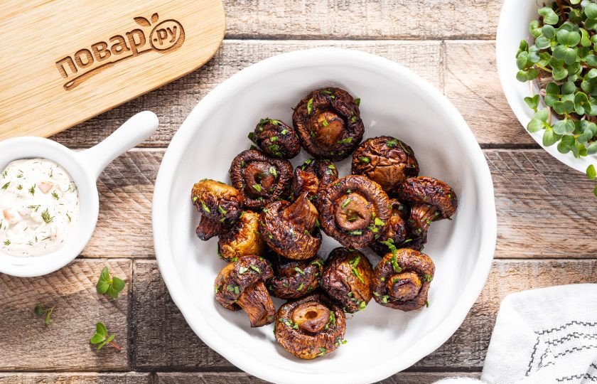 1. Этап. Шампиньоны в аэрогриле: Для подачи можно посыпать шампиньоны мелко нарезанной зеленью, например, петрушкой или укропом. Приятного вам аппетита!