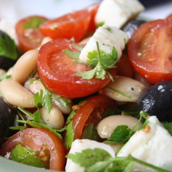 Салат греческий с фасолью