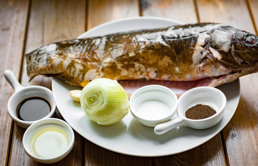 1. Этап. Карп в аэрогриле: Подготовьте необходимые ингредиенты. Лук и чеснок очистите.