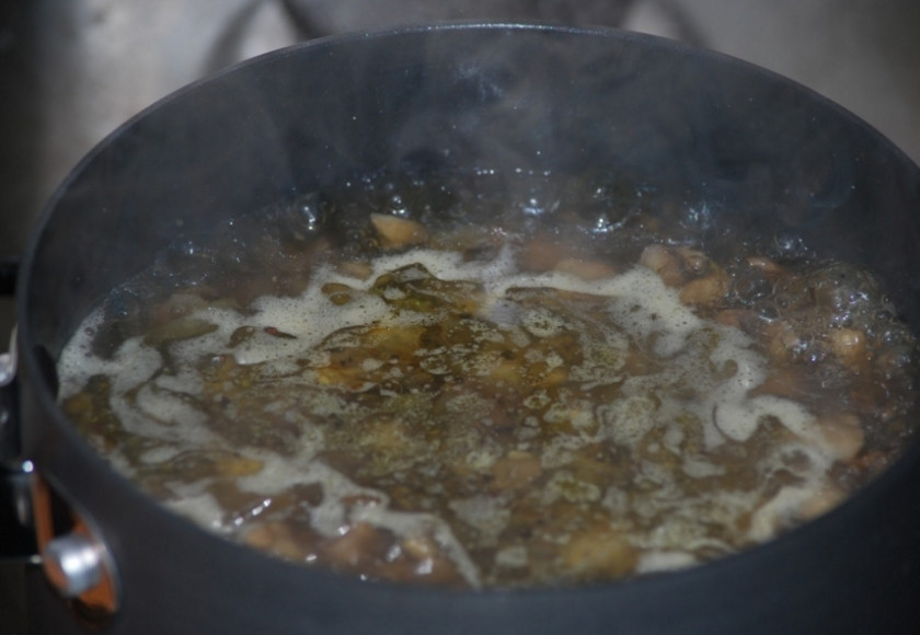 1. Этап. Грибная поджарка: Разведите бульонный кубик, бульон должен вариться на небольшом огне. Добавьте грибы в бульон.