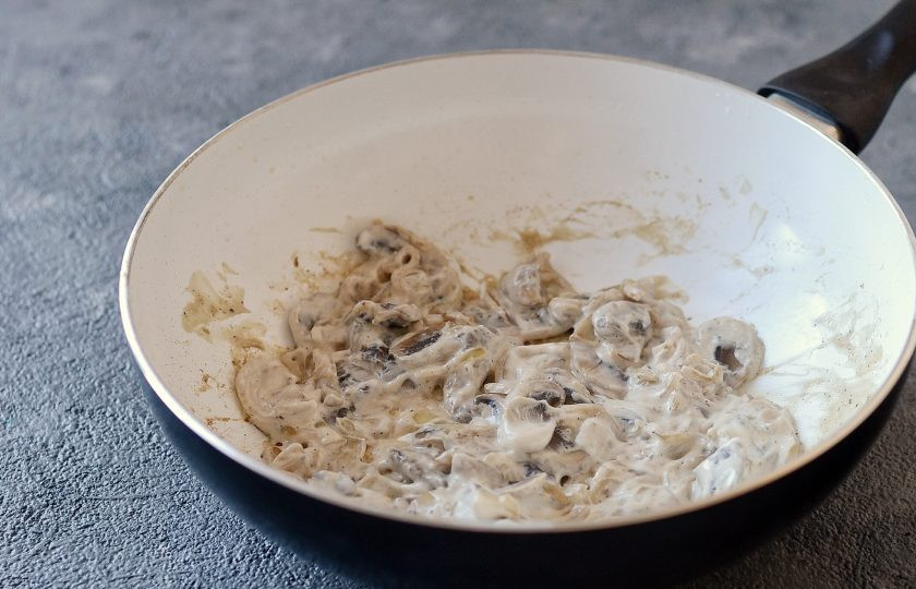 1. Этап. Картофельные ньокки с грибами: Репчатый лук полукольцами, шампиньоны пластинами. Обжарьте лук и грибы на сковороде до испарения влаги. Посолите и перчите по вкусу. В конце добавьте сметану, перемешайте.