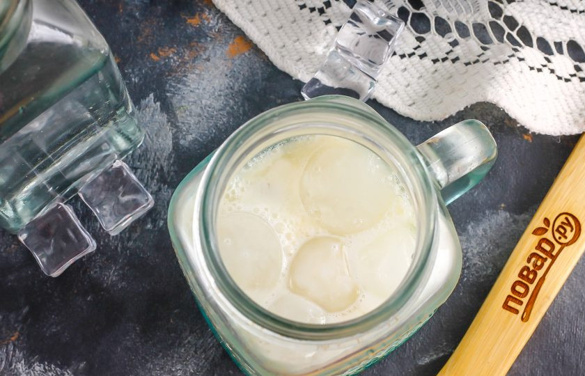 1. Этап. Коктейль Голубые гавайи: Влейте ананасовый сок и ликер 