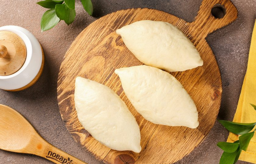 1. Этап. Пышные жареные пирожки на кефире с дрожжами: Защипните края, переложите пирожки швом вниз и дайте полежать около 5-7 минут. У меня получилось 16 штук.