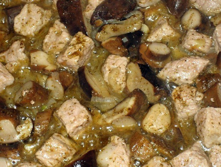 1. Этап. Каварма из баранины: Через несколько минут каварму можно посолить и приправить специями.