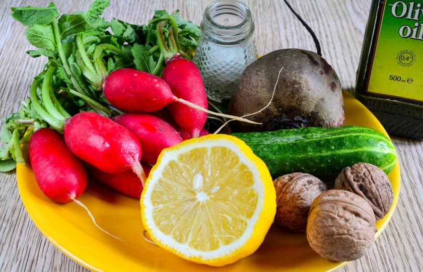 1. Этап. Салат из свеклы и редиса: Подготовьте ингредиенты для приготовления салата из свеклы и редиса.