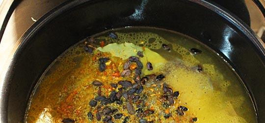 1. Этап. Плов с ребрышками в мультиварке: 3. Когда таймер сработает, добавим 8 мультистаканов воды, соль, перец, 1 ст. ложку барбариса, 1,5 с. л. приправы «Для плова», чеснок и рис.