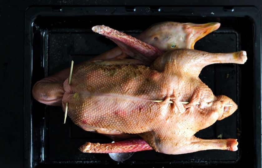 1. Этап. Гусь с рисом в духовке: Скрепите хорошенько длинными зубочистками все разрезы. Поставьте духовку разогреваться до 150 градусов.