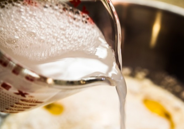 1. Этап. Оладьи на топленом молоке: Затем начинайте понемногу вливать воду. Тесто должно быть, как густая сметана. Смотрите на консистенцию, вливая воду.