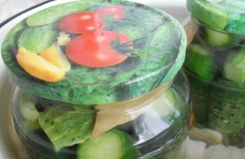 1. Этап. Маринованные корнишоны на зиму: 6. Вскипятите воду, остудите ее до 30-40 градусов, залейте корнишоны водой до самого верха, прикройте крышками и поставьте в огромную кастрюлю или миску с теплой водой для проведения процесса стерилизации. Огонь сделайте средним до момента кипения воды, потом немного уберите. Стерилизуйте огурчики 15 минут с того момента как закипит вода.