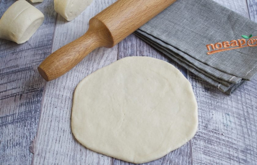 1. Этап. Индийский Наан: 5. Каждую часть раскатайте в круглую лепешку, толщиной 5 мм, накройте.