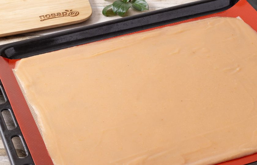 1. Этап. Домашняя пастила: Получившееся пюре выложите на противень с силиконовым ковриком. Распределите пюре ровным слоем не толще 7-8 мм. Разогрейте духовку до 75-80 градусов. Сушите пастилу в духовке с приоткрытой дверцей примерно 10-12 часов.