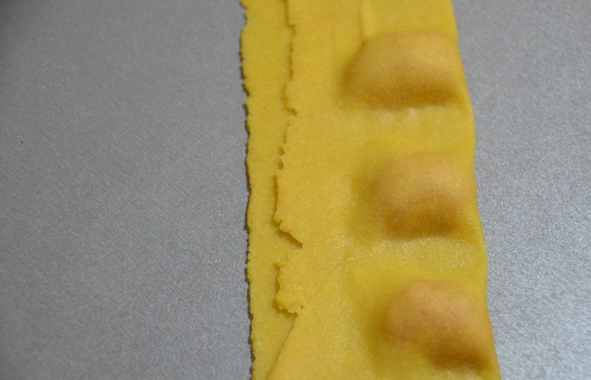 1. Этап. Аньолотти: Пальцами прижмите тесто вокруг фарша.