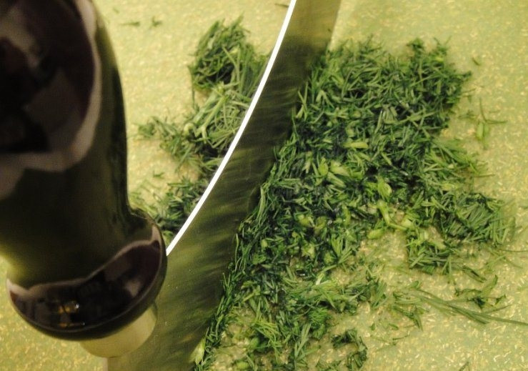 1. Этап. Холодный суп с огурцом: Мелко рубим укроп.