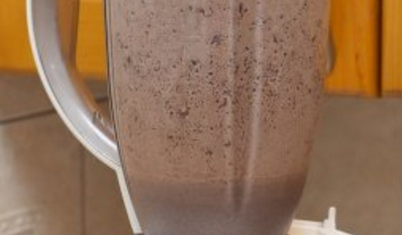 1. Этап. Молочный коктейль с бананом и шоколадом: 3. Поломайте шоколадку. В блендер влейте остальную часть молока. Выложите оставшееся мороженое. Положите кусочки шоколада. Взбейте до достижения однородности. Аккуратно налейте в стакан на первый слой коктейля. Подавайте сразу. Приятного аппетита!