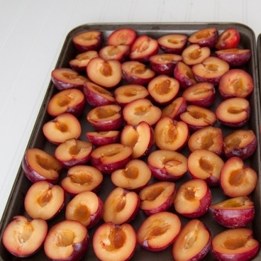 1. Этап. Сливовая смоква: Выкладываем сливы на противень разрезом вверх, ставим в духовку, разогретую до 200 градусов, на 20 минут. Если сливы мелкие - температуру ставьте поменьше, чтобы сливы не подгорели.