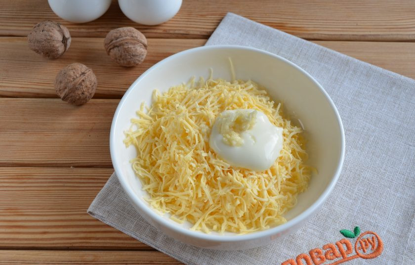 1. Этап. Салат Любовница: Потрите сыр, добавьте пропущенный через пресс чеснок и майонез.