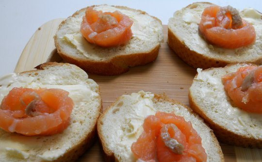 1. Этап. Маленькие бутерброды с семгой: Еще один кусочек семги сворачиваем 